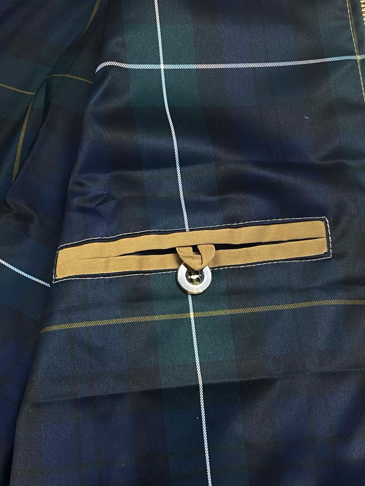 P306 💰Ralph Lauren/Ralph Lauren American vintage classic lapel old cadre retro jacket. Classic design. Timeless classic. The cotton fabric is thick and wide, showing a sense of vintage. The collar and cuffs are decorated with colorful plaid. It looks good on both men and women. Wear it as comfortable as you want. It focuses on relaxed retro YYDS. One piece for both men and women. An indispensable piece for autumn and winter. The most popular jacket at the moment. One hundred percent cotton twill is thick and thick, ⚠️correctly spaced red and green plaid lining, imported high-density embroidery. The Harrington jacket has a loose fit, is short and fat, and is super versatile. It is a clean fit and is suitable for both men and women. Color: Khaki Navy Black Size: M-XXL Size Length Bust Sleeve Length Shoulder Width M 67 110 61 L 68 114 62 XL 70 118 63 2XL 72 122 64
